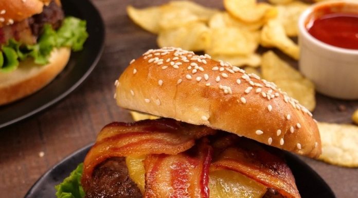 Ce hamburger à l’ananas enrobé de bacon est la seule chose dont vous avez besoin!