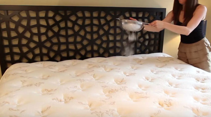 Versez du bicarbonate de sodium sur un matelas et voici ce qui se passe