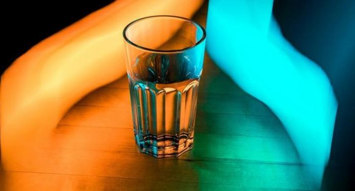 Placez un verre d’eau salée dans votre chambre, la raison est géniale!