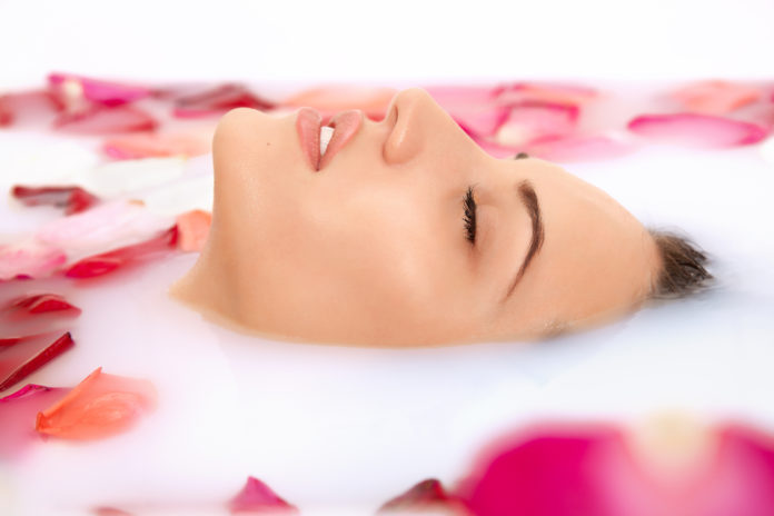 Femme, rose, eau de rose, bain, beauté