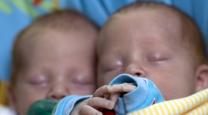 Une maman a embrassé ses jumeaux en leur souhaitant bonne nuit, quand elle a vérifié plus tard – incroyable!