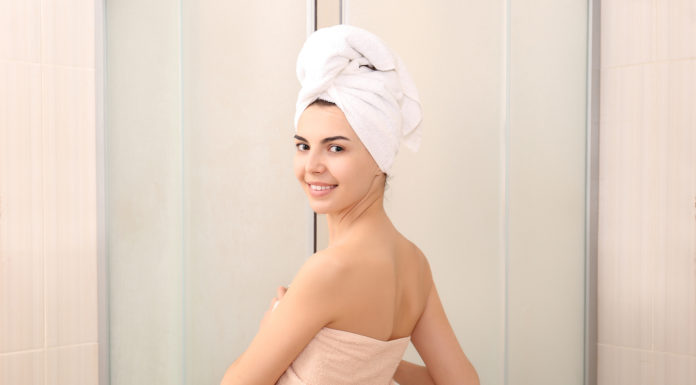 La majorité des femmes font cette erreur grave en sortant de la douche. Faites-vous la même chose?