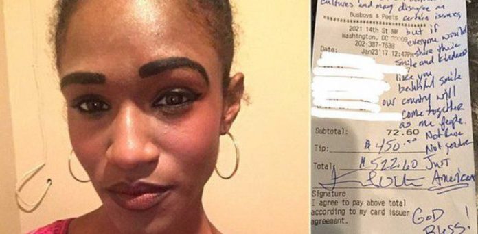 Une serveuse noire a servi un dîner à un groupe de cowboys, mais elle a été choquée quand elle a lu CECI sur leur reçu