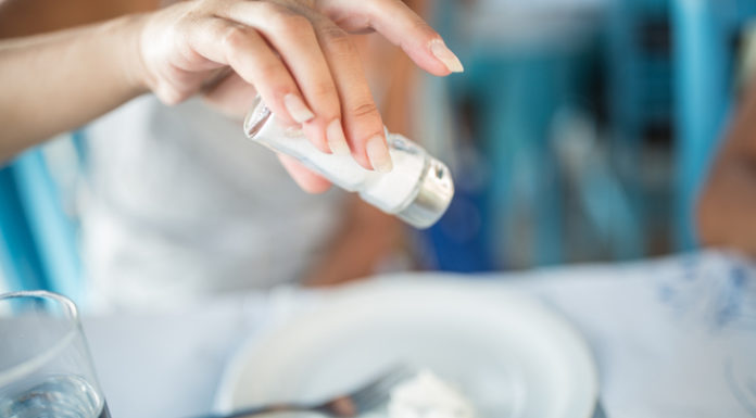 Voici une façon de réduire sa consommation de sel sans se casser la tête – délicieux